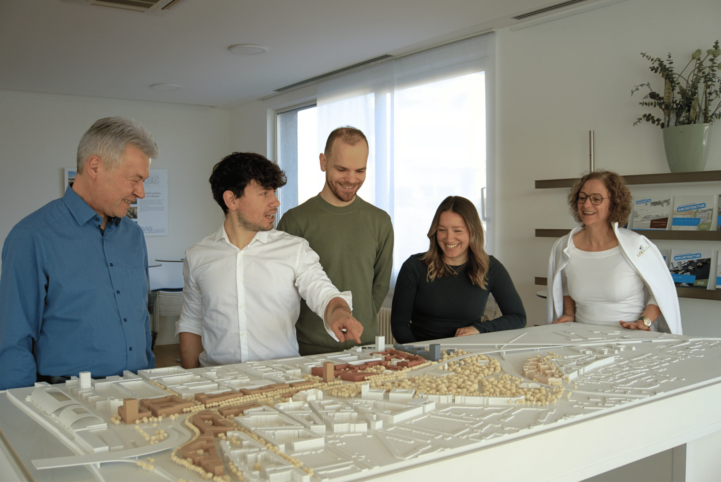 Das LCE-Team bespricht das Städtebaumodell der Zukunftsquartiere