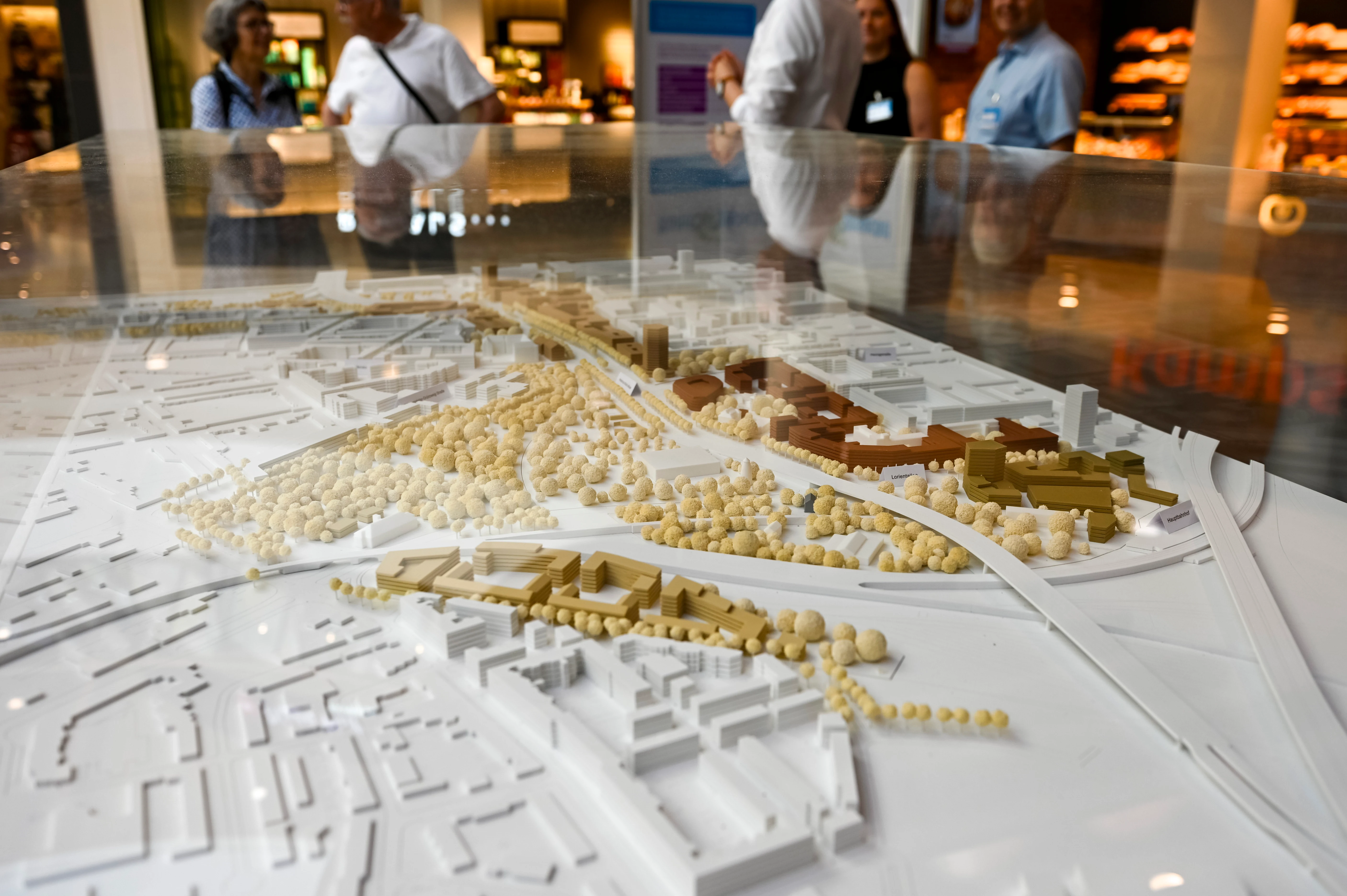 Städtebaumodell der Rheintor-Quartiere in einer Ausstellungsvitrine beim Info-Markt