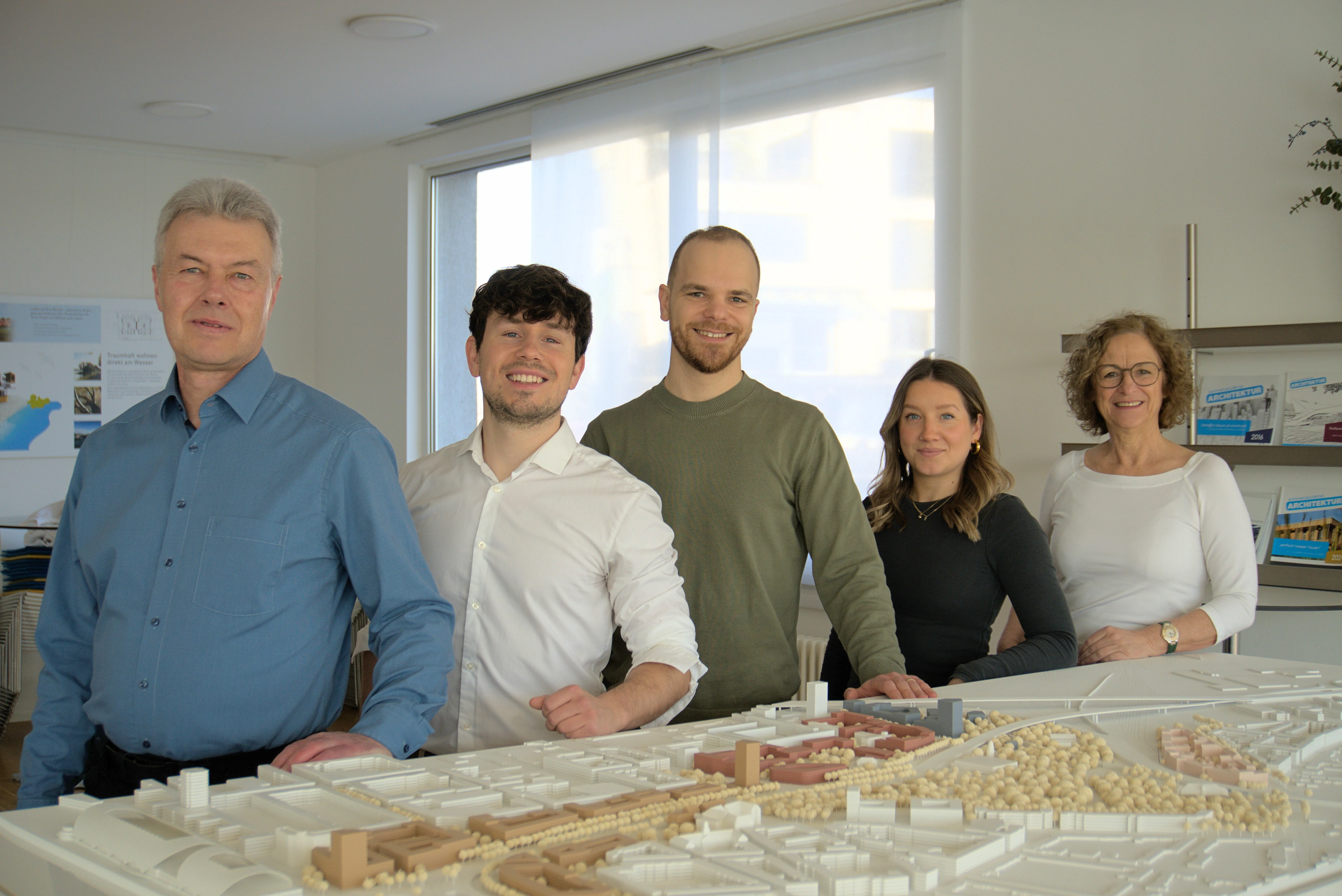 Das LCE-Team im Gespräch am Städtebaumodell der Zukunftsquartiere